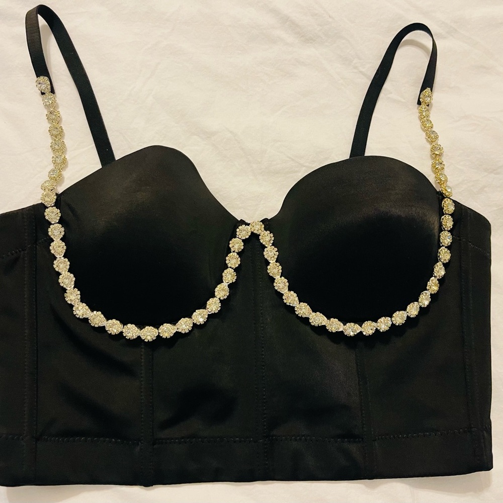 This beautiful corsettop has beautiful crystal gemstones to accentuate the body